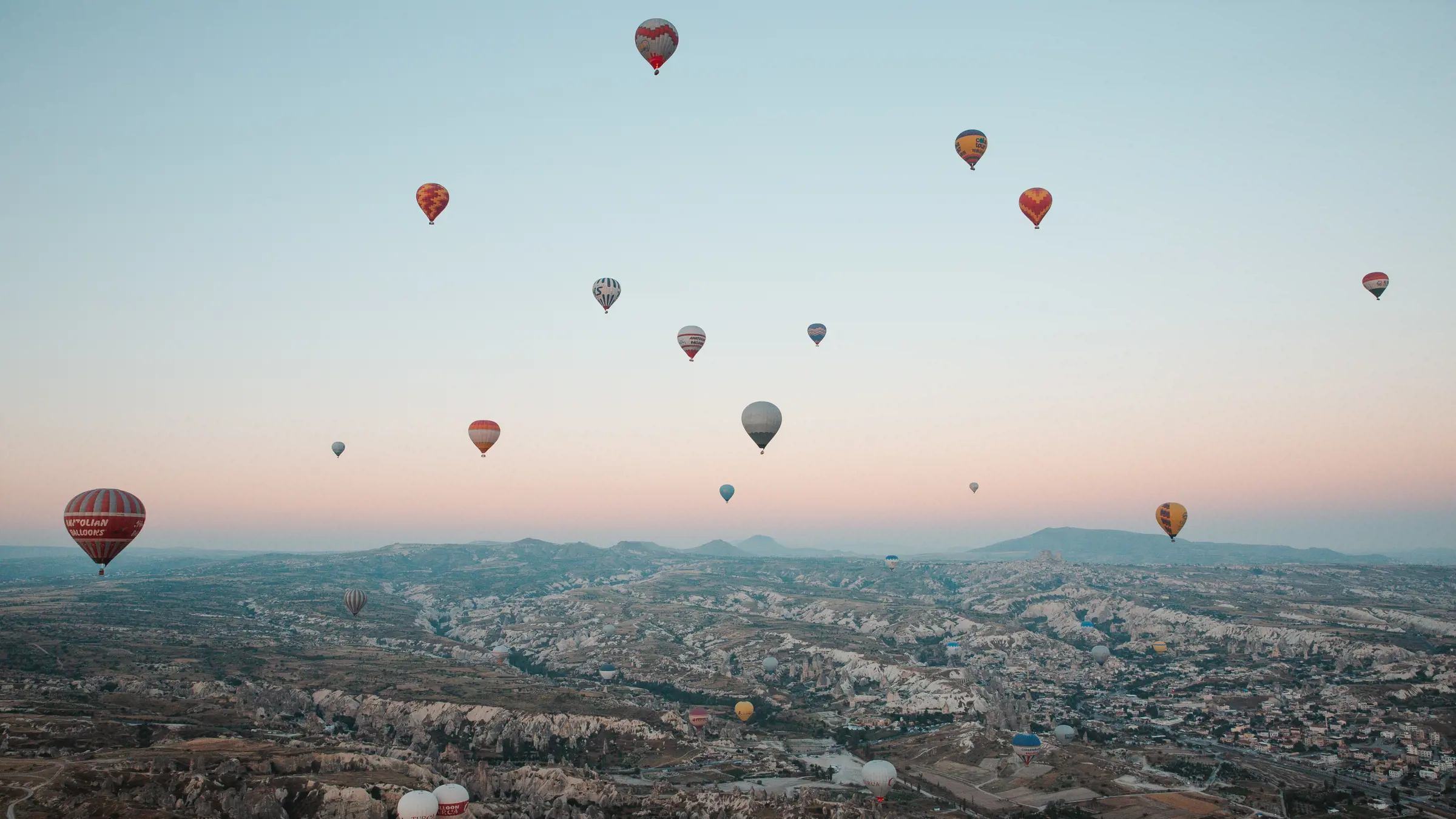 Bestaune die Mondlandschaft während einer Ballonfahrt